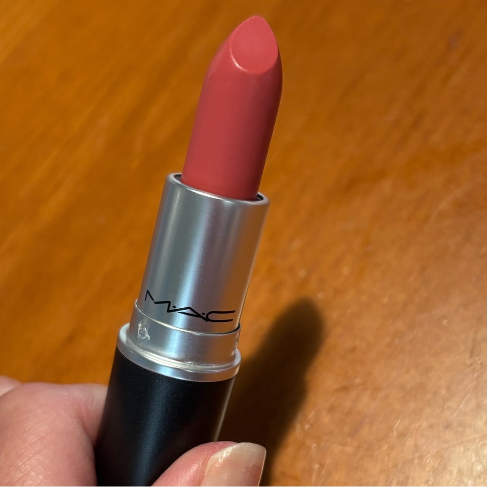 MAC Retro Matte Lipstick Runway Hit - Picture 5 of 16